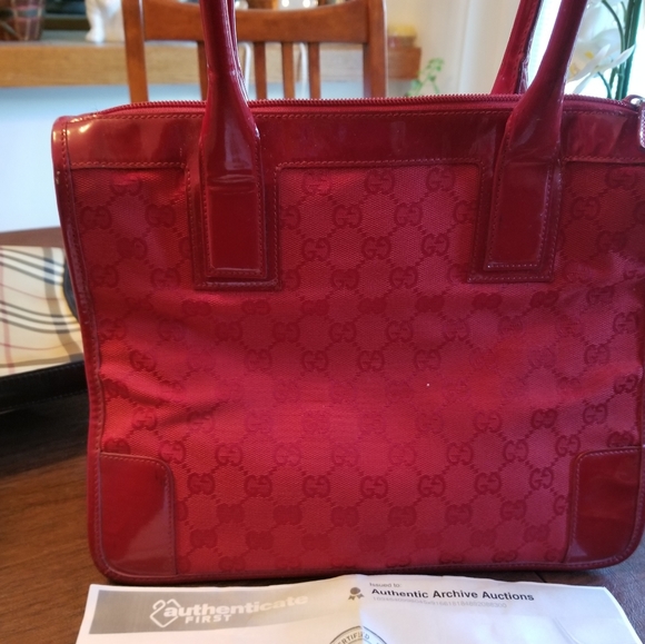 GUCCI Vintage red signature tote in very good condition. Comes with COA - Picture 8 of 13